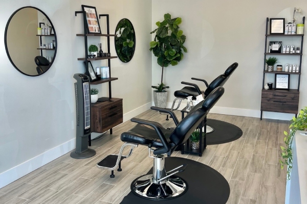 A. Lys Brows & Beauty A. Lys Brows Beauty salon chairs